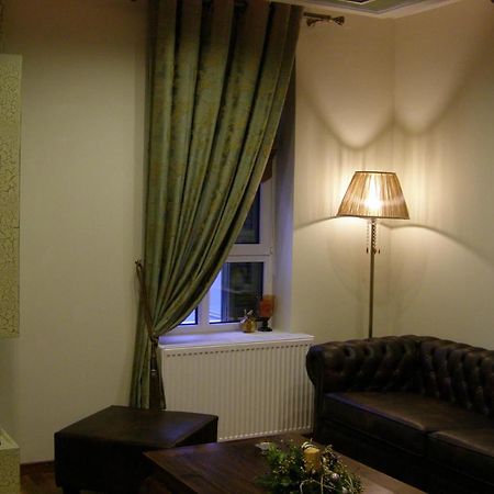 Room "Honeybee" In A Neoclassical House Kastoria Exteriör bild