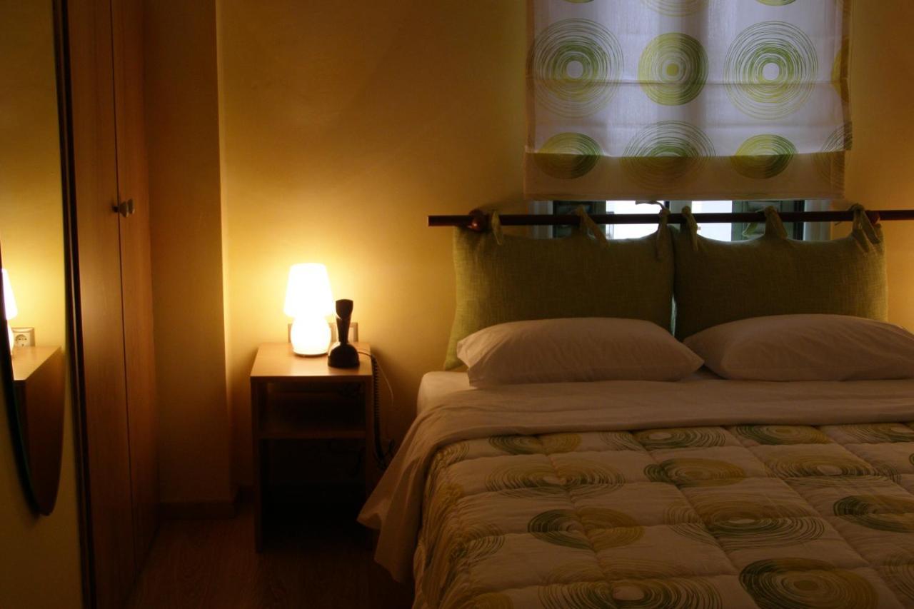 Room "Honeybee" In A Neoclassical House Kastoria Exteriör bild