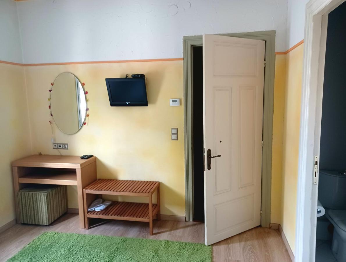 Room "Honeybee" In A Neoclassical House Kastoria Exteriör bild