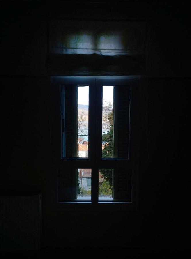 Room "Honeybee" In A Neoclassical House Kastoria Exteriör bild
