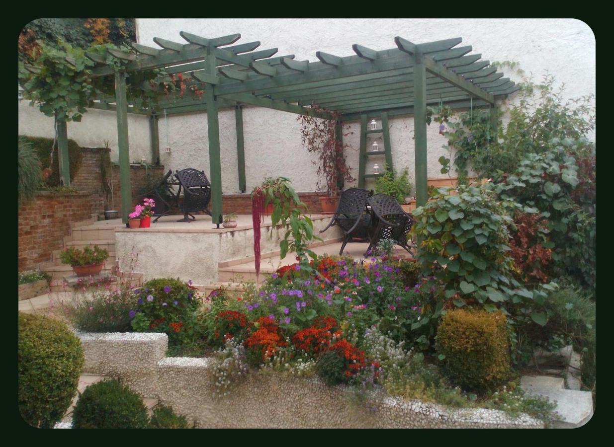 Room "Honeybee" In A Neoclassical House Kastoria Exteriör bild
