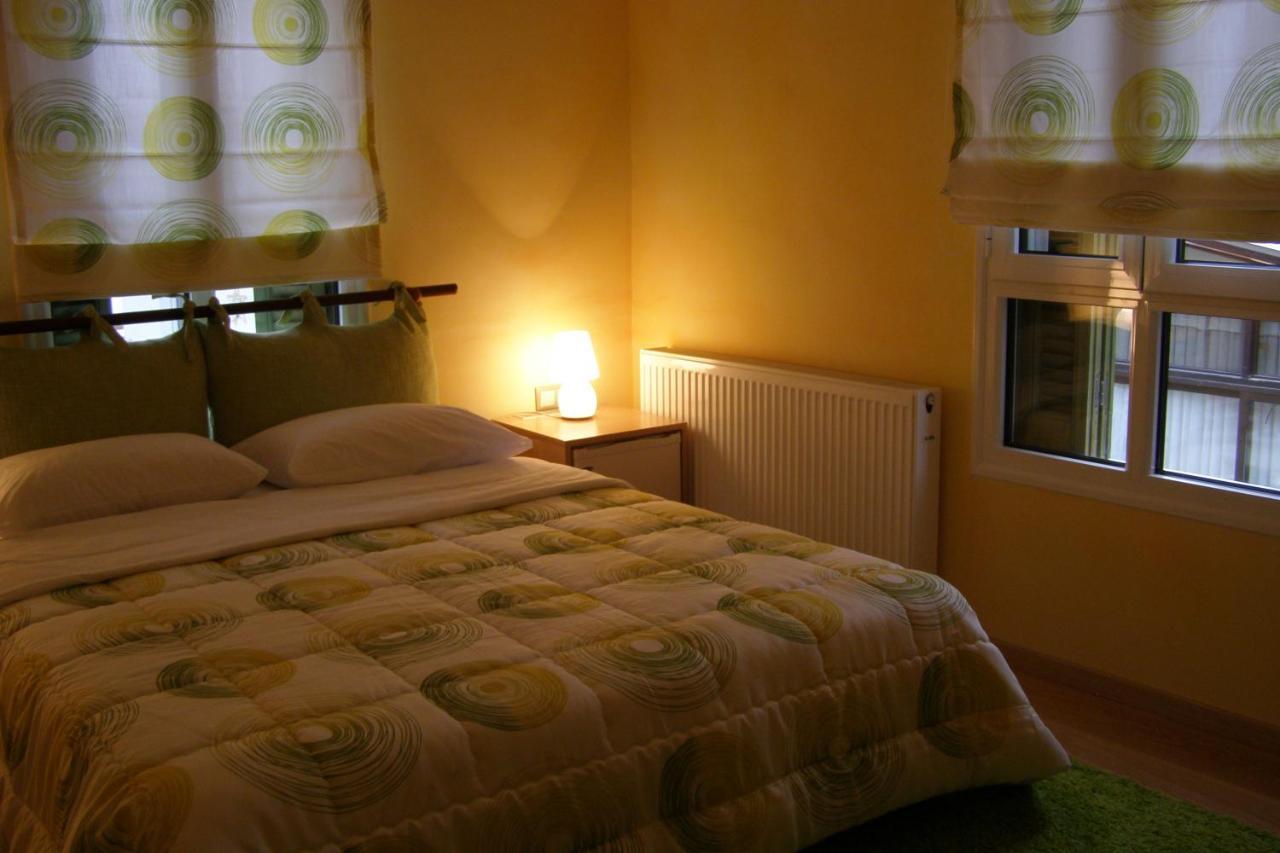 Room "Honeybee" In A Neoclassical House Kastoria Exteriör bild