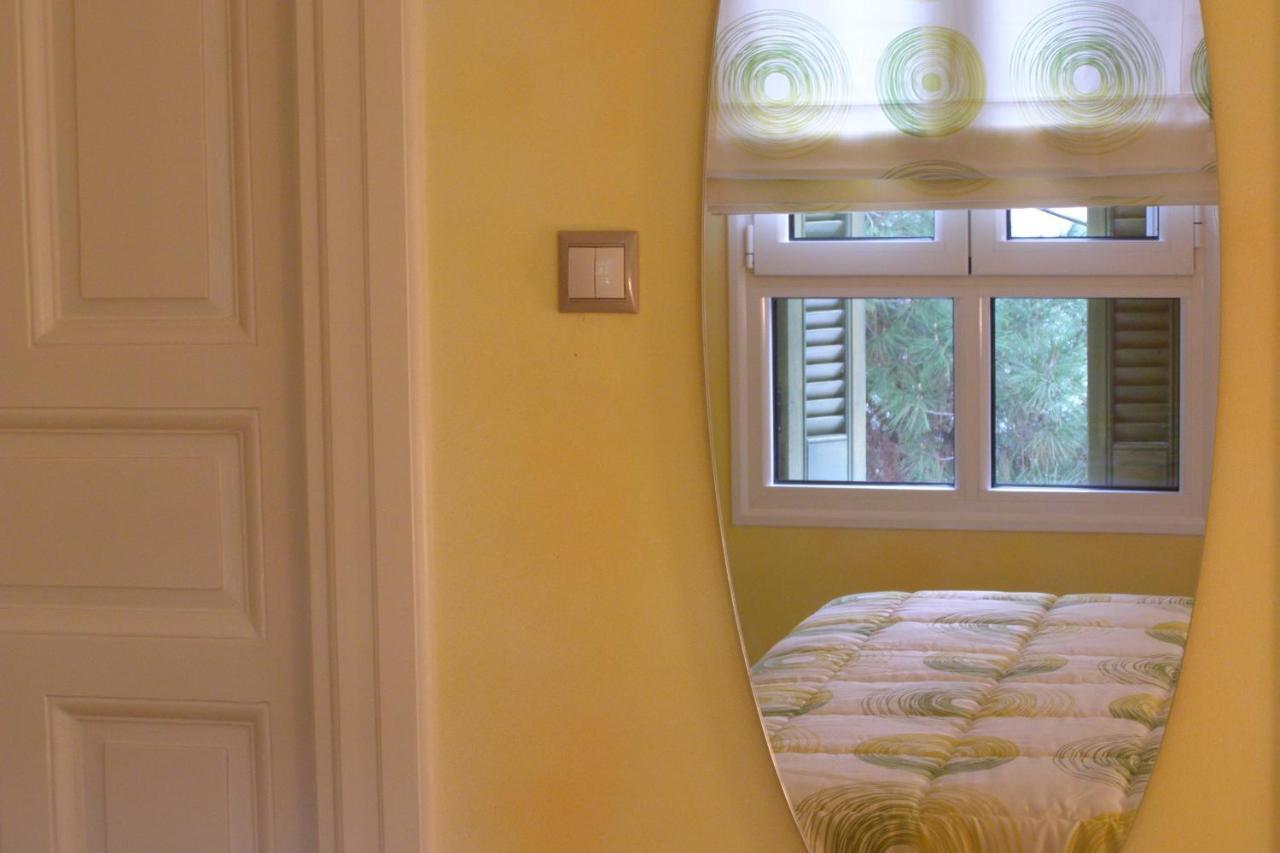 Room "Honeybee" In A Neoclassical House Kastoria Exteriör bild