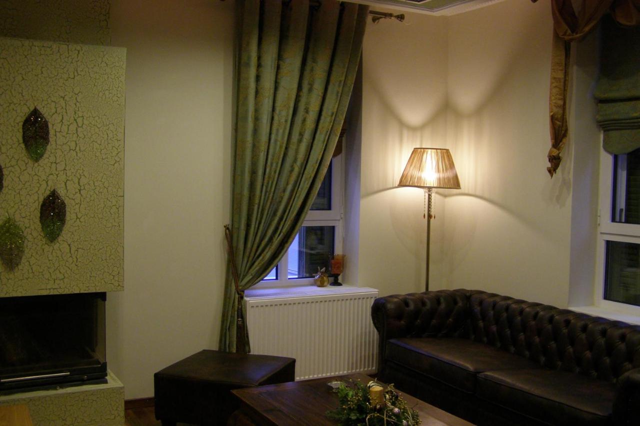Room "Honeybee" In A Neoclassical House Kastoria Exteriör bild